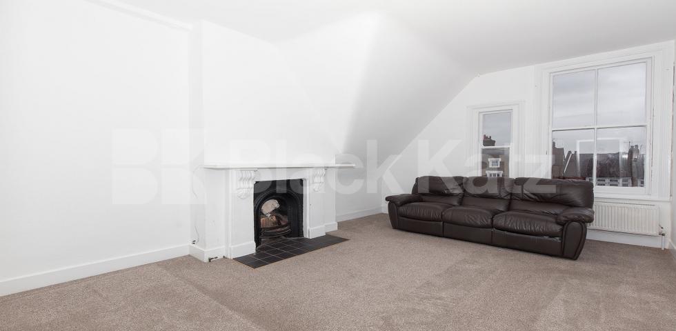 			Huge Two Bed Apartment !, 2 Bedroom, 1 bath, 1 reception Flat			 Green lanes, Turnpike Lane, N8